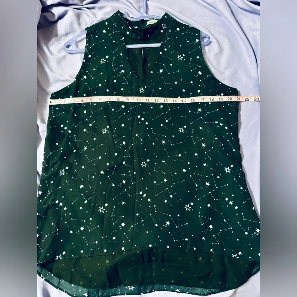 LAST CHANCE- Star blouse with triangle cutout over throat area. - Picture 4 of 6